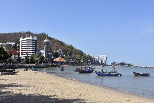 Vũng Tàu cấm tắm, du khách ngậm ngùi ngồi bờ kè ngắm biển ảnh 7