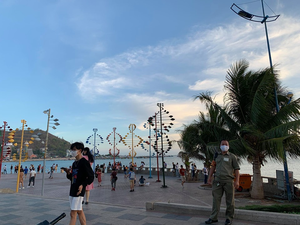 Vũng Tàu cấm tắm, du khách ngậm ngùi ngồi bờ kè ngắm biển ảnh 4