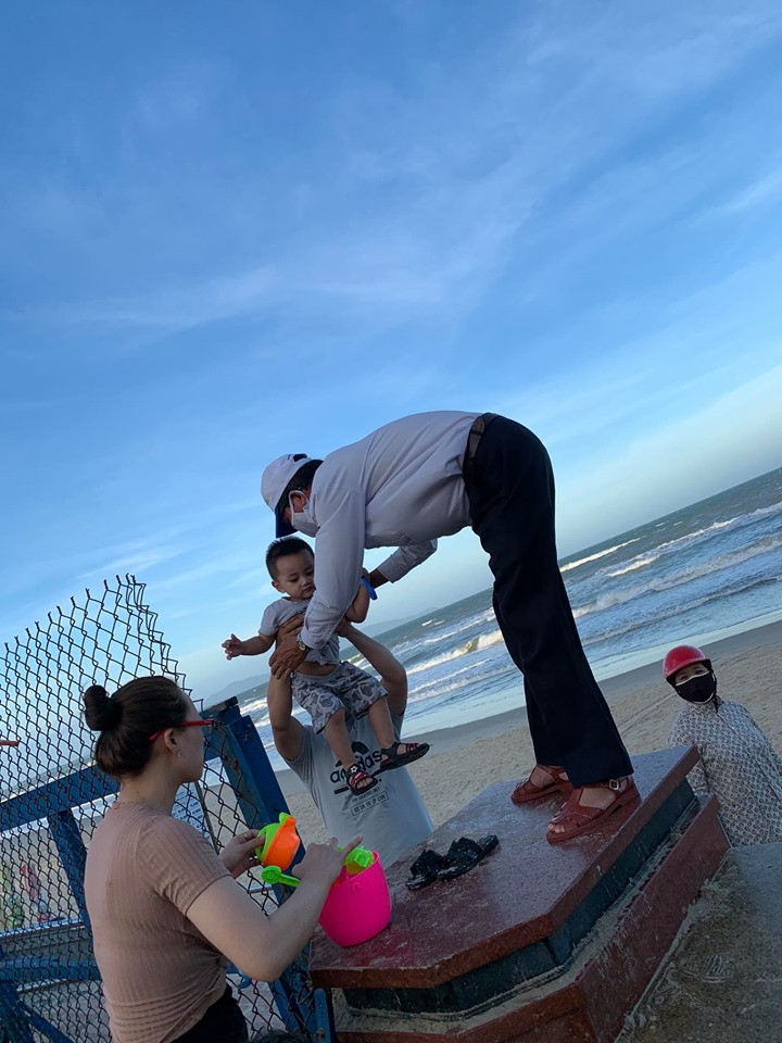 Vũng Tàu cấm tắm, du khách ngậm ngùi ngồi bờ kè ngắm biển ảnh 2