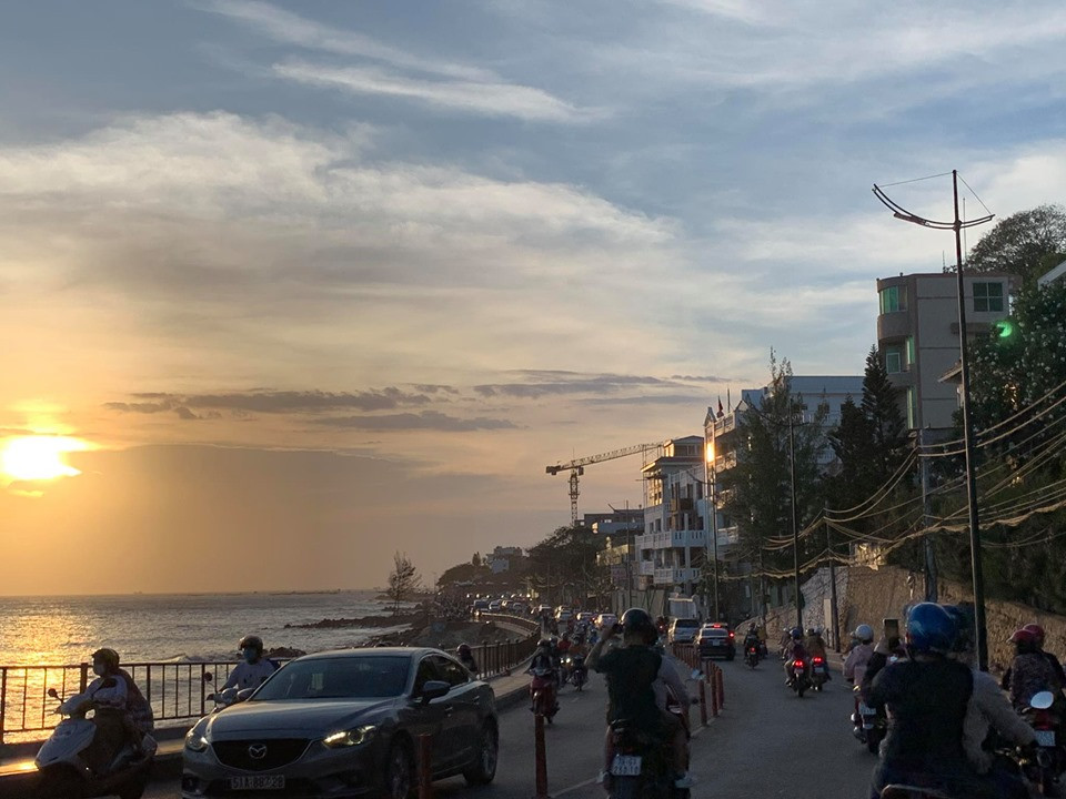 Vũng Tàu cấm tắm, du khách ngậm ngùi ngồi bờ kè ngắm biển ảnh 5