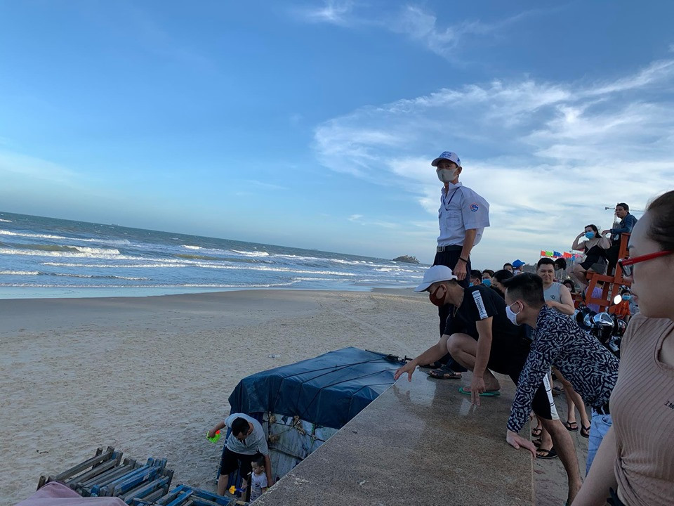 Vũng Tàu cấm tắm, du khách ngậm ngùi ngồi bờ kè ngắm biển ảnh 11