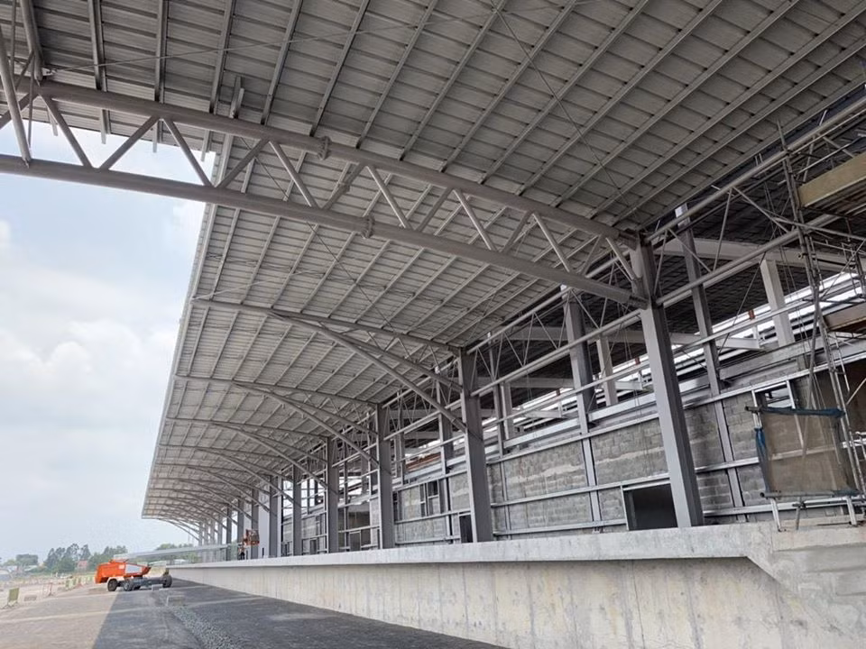 Cận cảnh đoàn tàu metro số 1 chuẩn bị đưa về TPHCM chạy thử ảnh 5