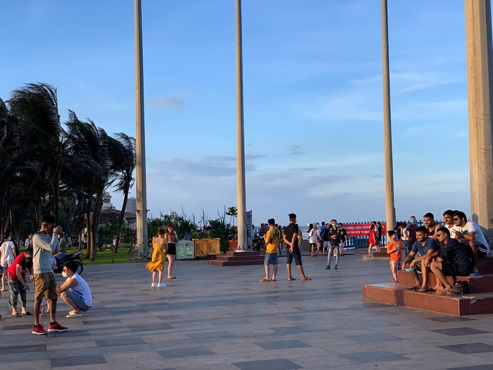 Vũng Tàu cấm tắm, du khách ngậm ngùi ngồi bờ kè ngắm biển ảnh 6