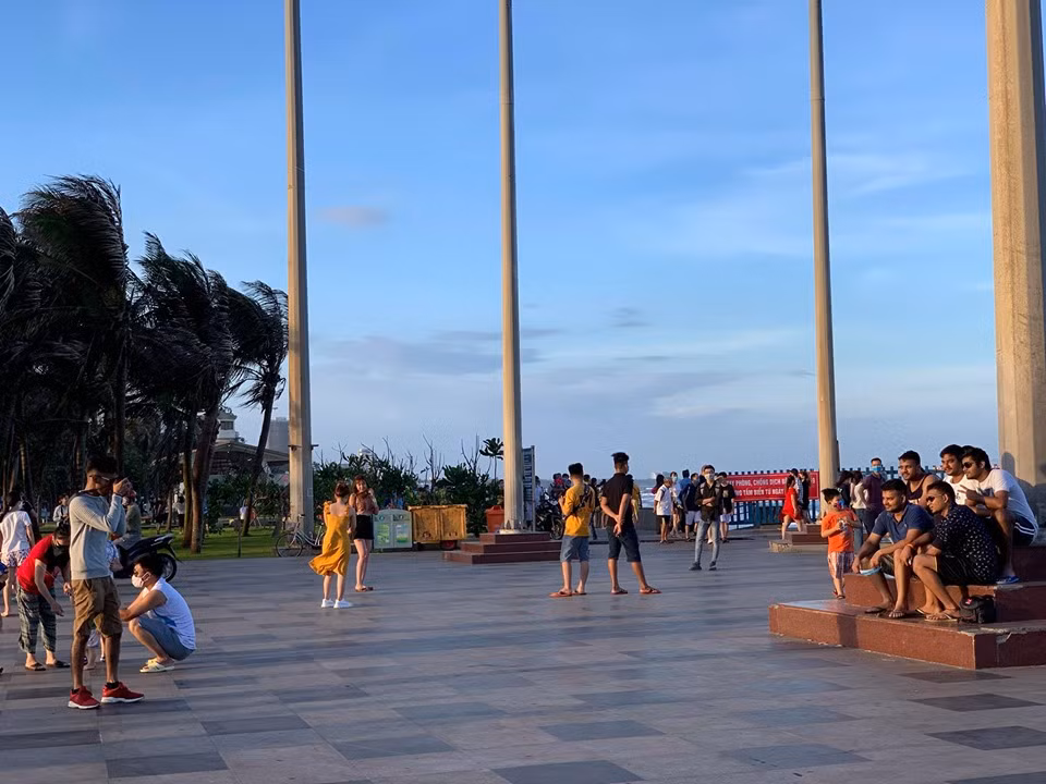 Vũng Tàu cấm tắm, du khách ngậm ngùi ngồi bờ kè ngắm biển ảnh 6