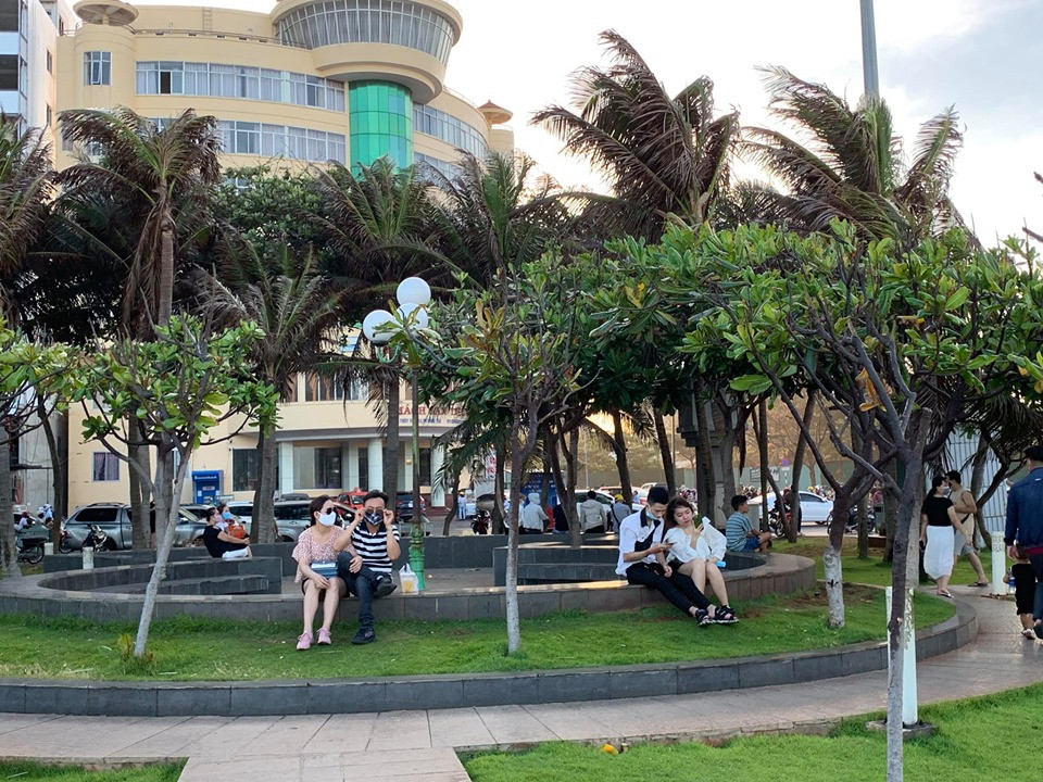 Vũng Tàu cấm tắm, du khách ngậm ngùi ngồi bờ kè ngắm biển ảnh 9