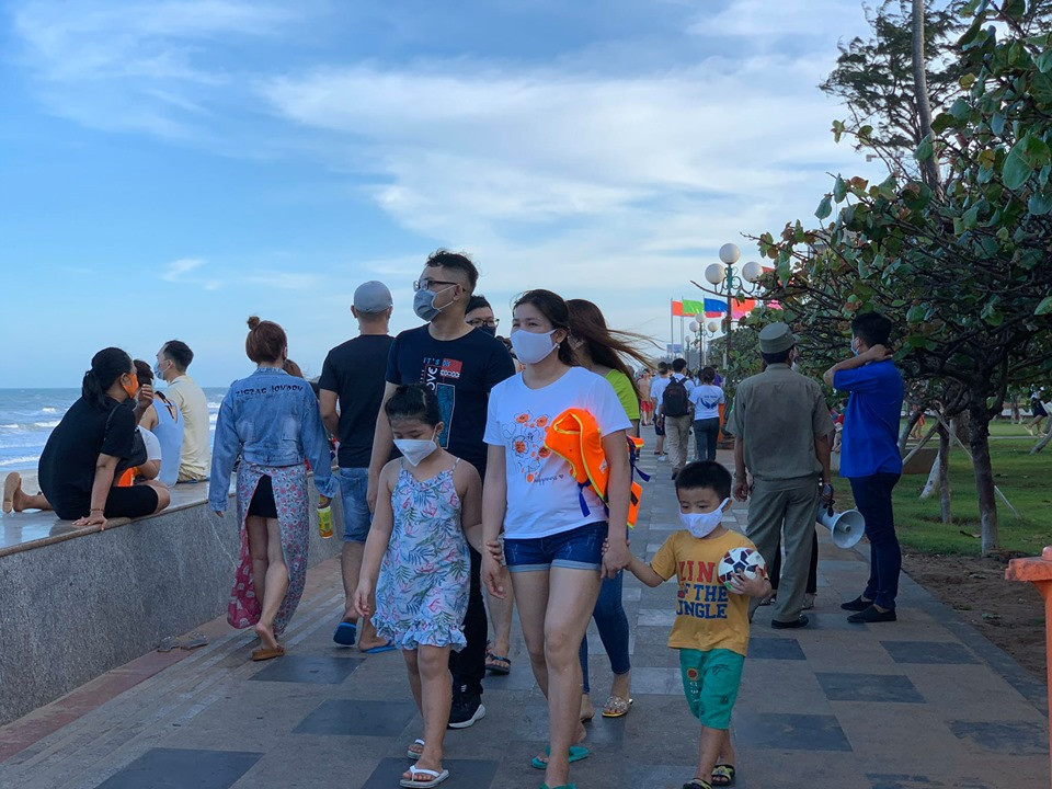 Vũng Tàu cấm tắm, du khách ngậm ngùi ngồi bờ kè ngắm biển ảnh 10