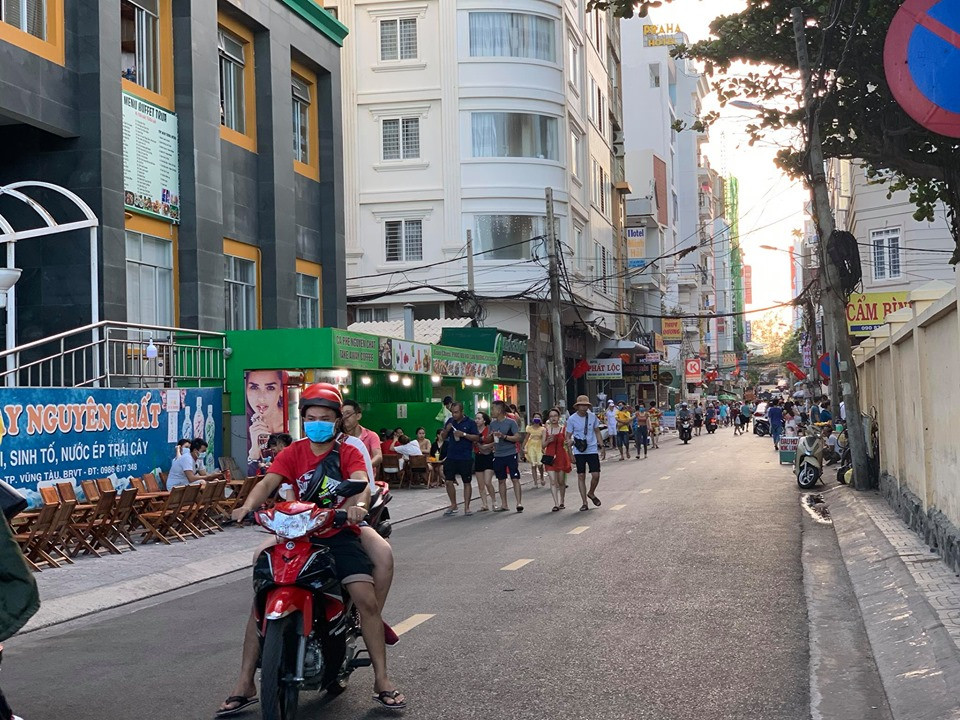 Vũng Tàu cấm tắm, du khách ngậm ngùi ngồi bờ kè ngắm biển ảnh 8