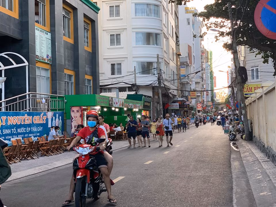 Vũng Tàu cấm tắm, du khách ngậm ngùi ngồi bờ kè ngắm biển ảnh 8