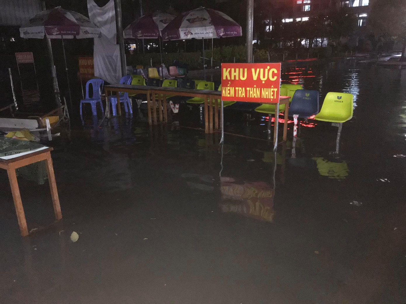 Bệnh viện ngập sâu trong nước sau cơn mưa chiều ảnh 8