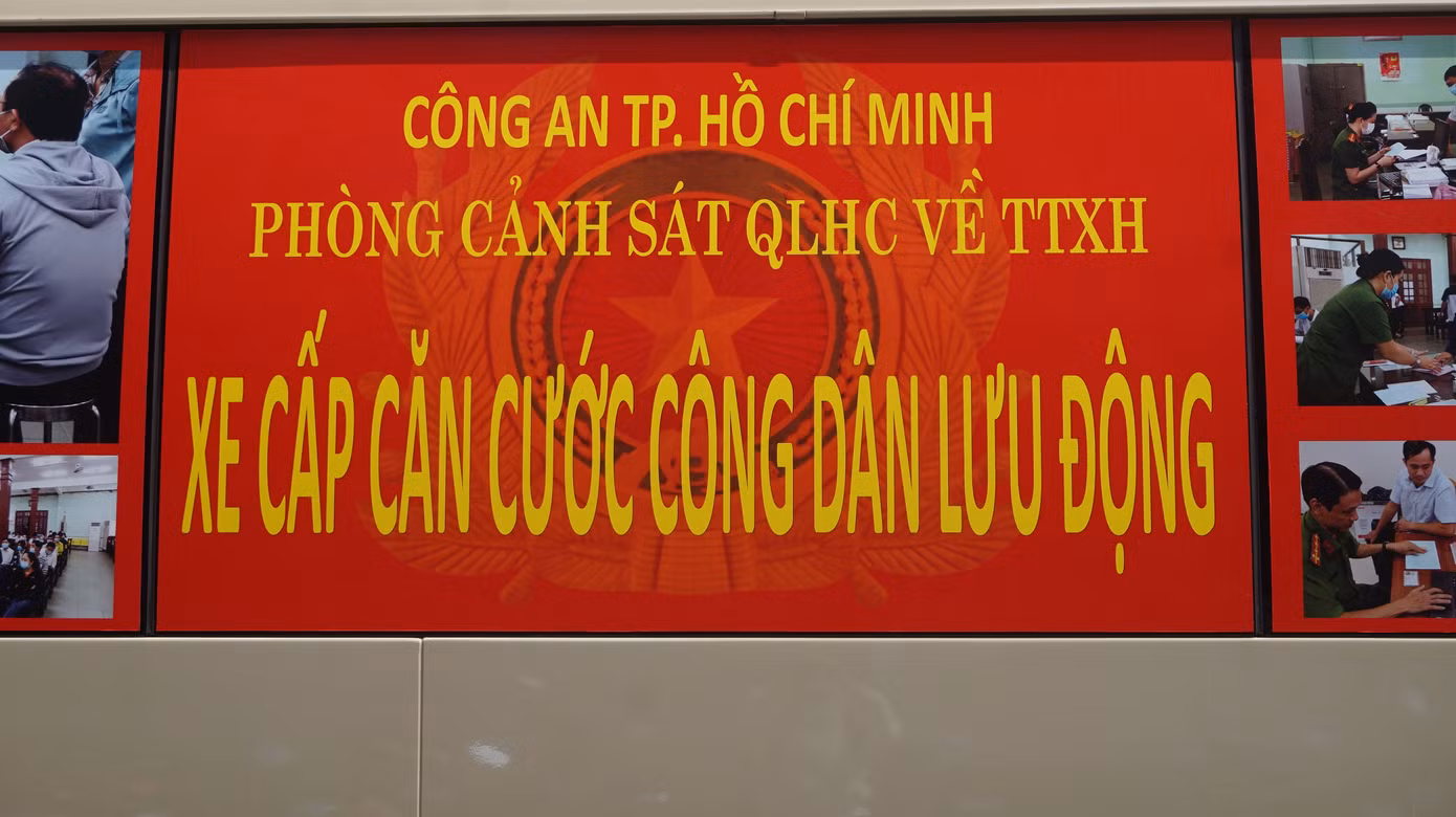 Cận cảnh ô tô chuyên dụng lưu động cấp Căn cước công dân có gắn chip ảnh 1