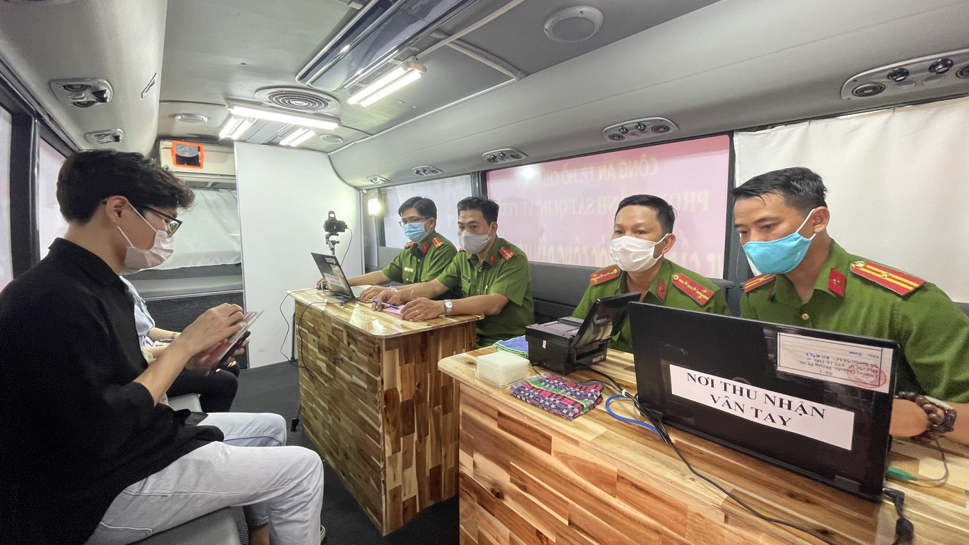 Ngoài ra, tùy đặc thù địa bàn các đơn vị sẽ chủ động linh hoạt thời gian có thể từ 6h00’ đến 23h00’ - 24h00’ để đảm bảo phục vụ công dân. Công an TPHCM phấn đấu đến ngày 30/4/2021 hoàn thành việc cấp CCCD cho hơn 4,2 triệu nhân khẩu trong diện cấp CCCD. Cận cảnh ô tô chuyên dụng lưu động cấp Căn cước công dân có gắn chip ảnh 16