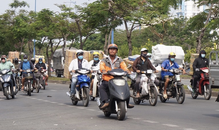 Xe cà tàng chở hàng cồng kềnh phóng ào ào trên đường phố ảnh 9