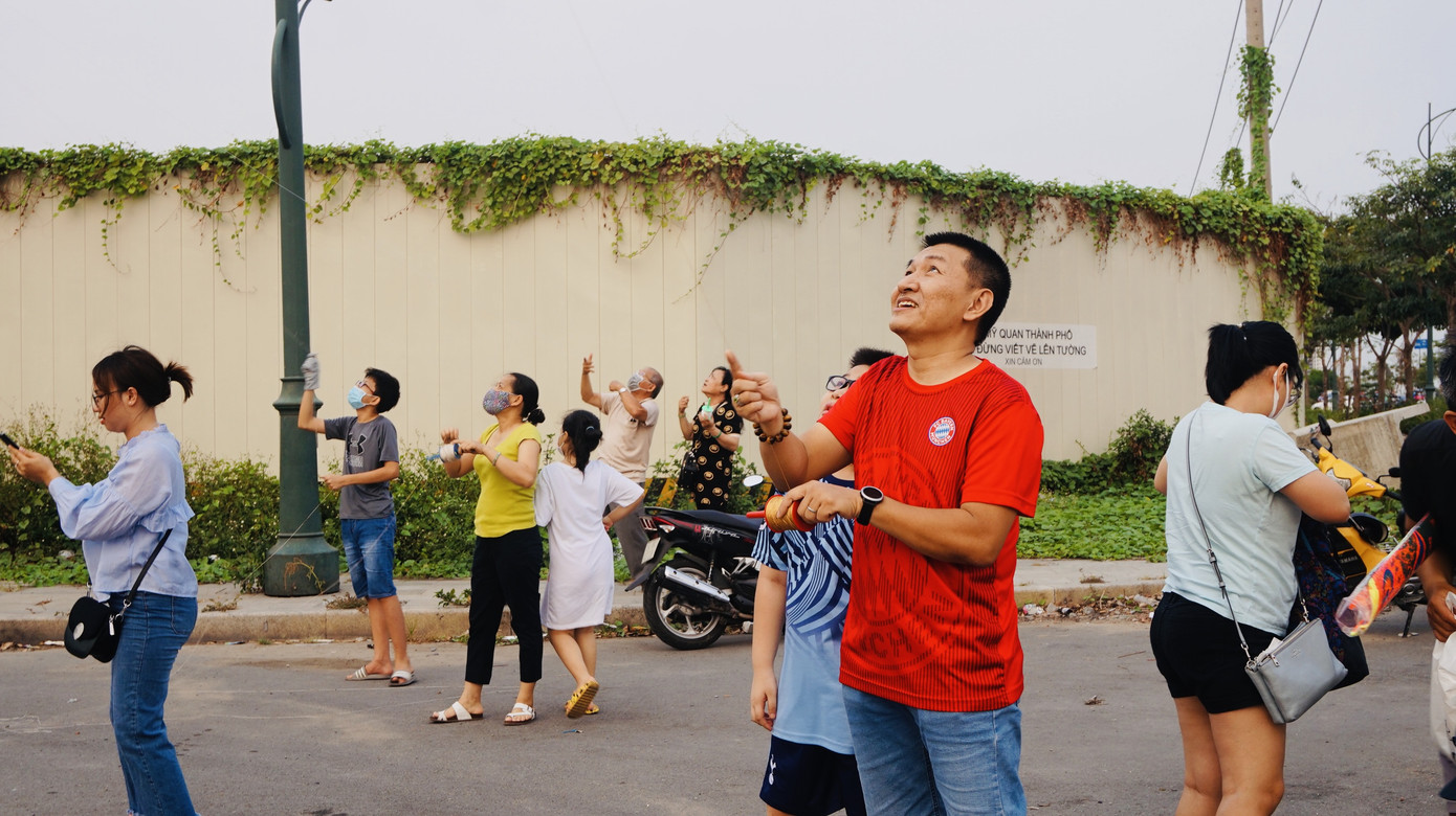Bạn trẻ Sài Gòn thả diều, 'xin một vé' trở về tuổi thơ ảnh 13