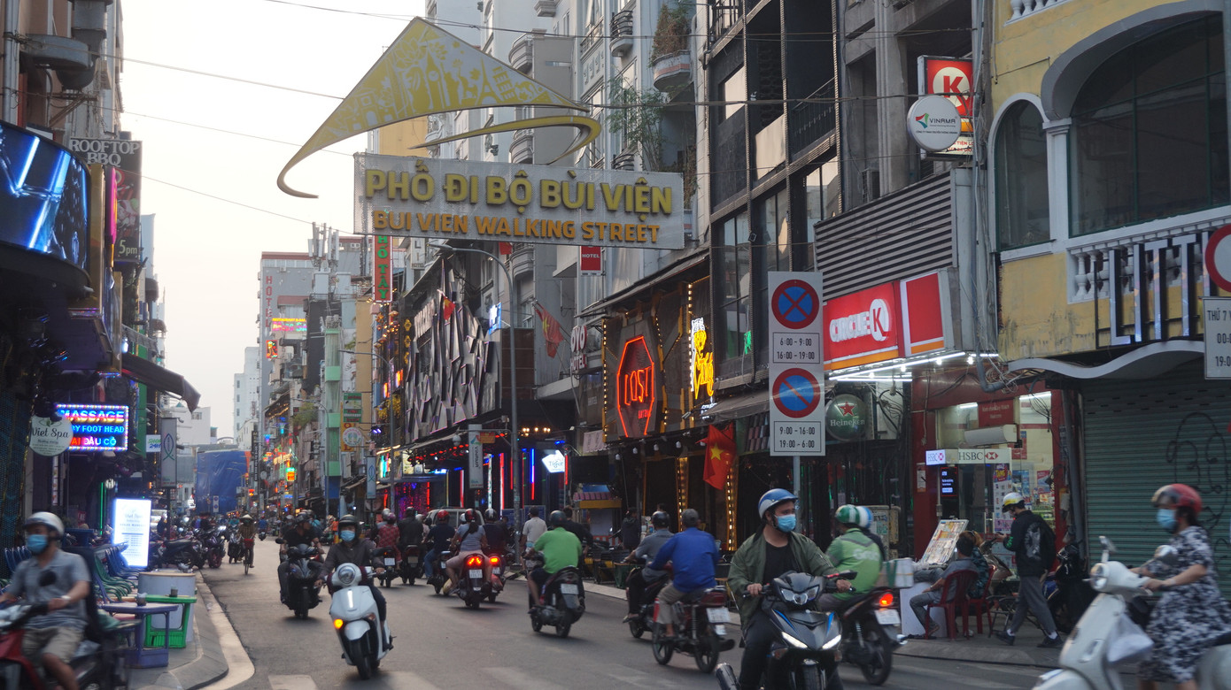 Phố Tây Bùi Viện sáng đèn, nhộn nhịp đón khách ngày đầu mở cửa trở lại ảnh 1