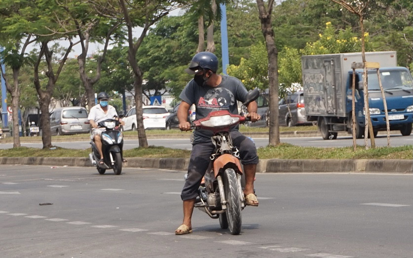 Xe cà tàng chở hàng cồng kềnh phóng ào ào trên đường phố ảnh 2