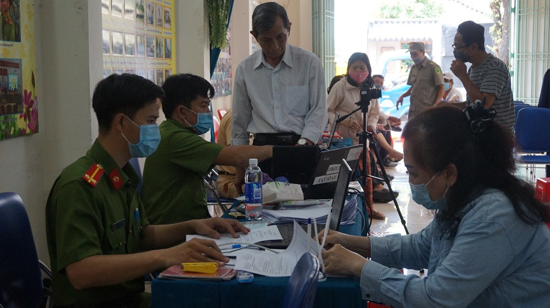 Công an TPHCM cấp gần 100.000 căn cước gắn chip mỗi ngày ảnh 1
