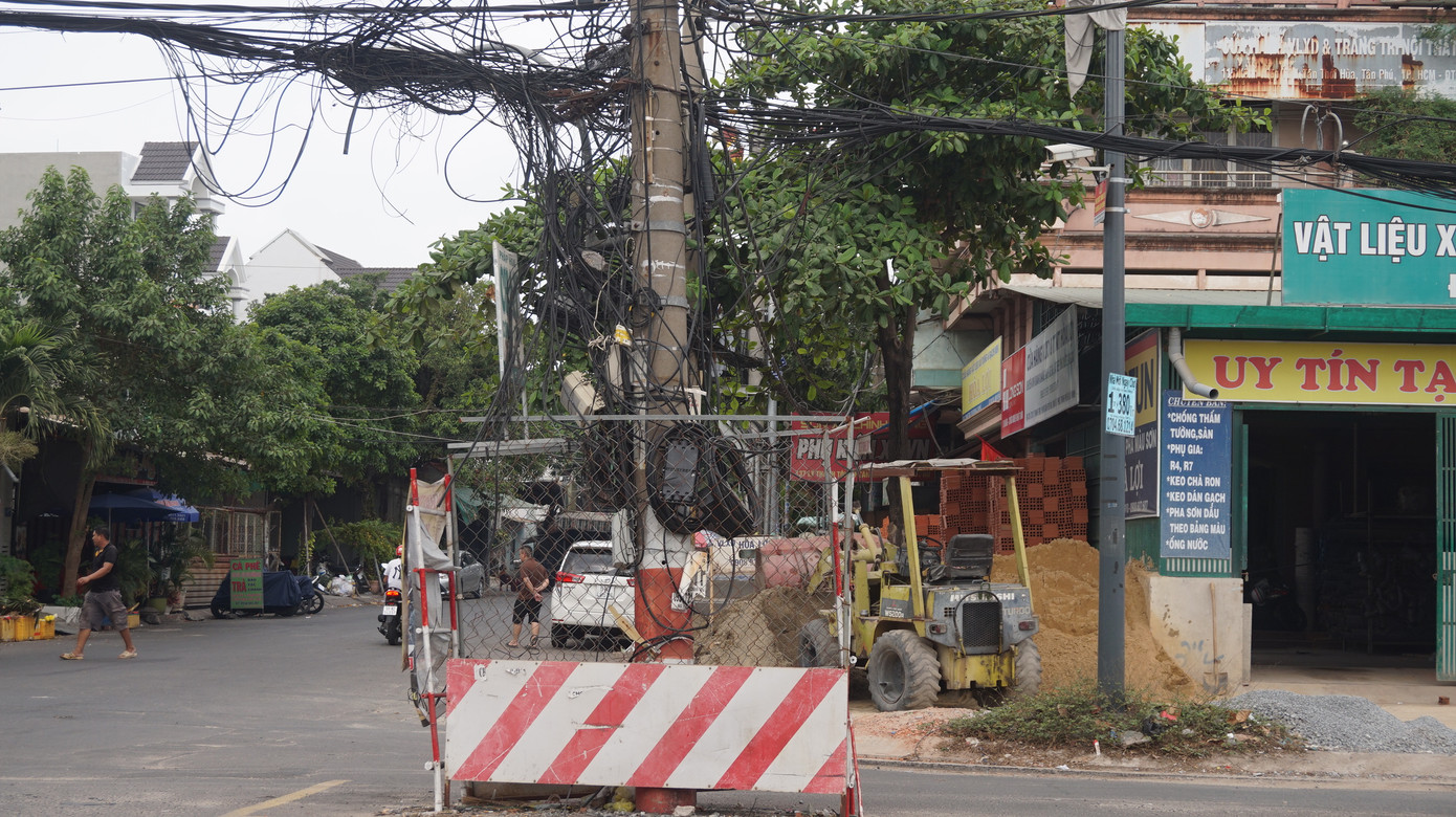 Cận cảnh hàng trụ điện 'mọc' giữa đường, gây mất an toàn giao thông ở TPHCM ảnh 9