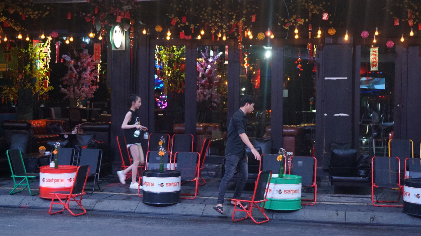 Phố Tây Bùi Viện sáng đèn, nhộn nhịp đón khách ngày đầu mở cửa trở lại ảnh 4