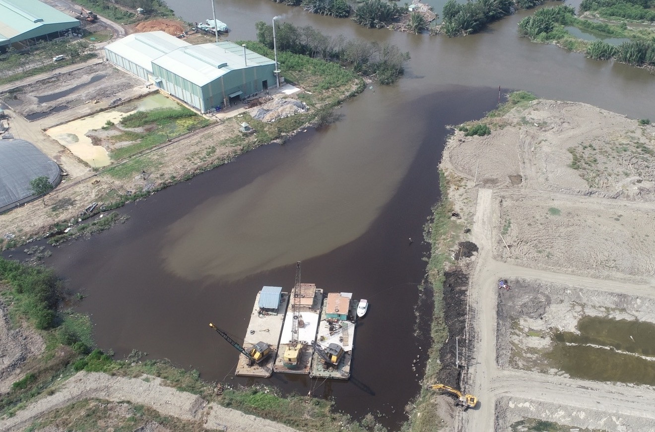 Nước đen bốc mùi hôi thối chảy ra từ doanh nghiệp, dân gửi đơn cầu cứu ảnh 1