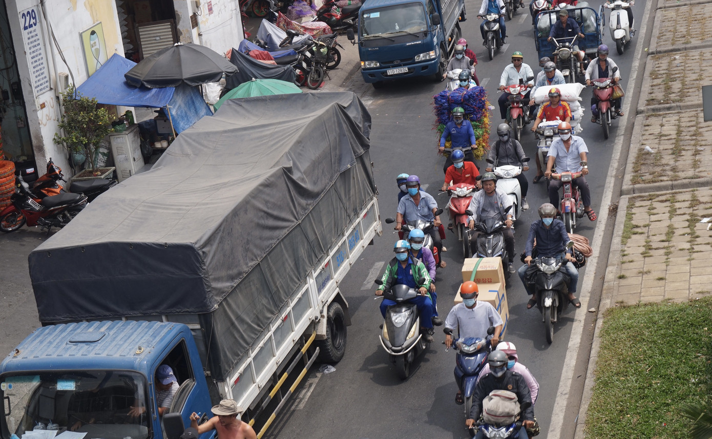 Xe cà tàng chở hàng cồng kềnh phóng ào ào trên đường phố ảnh 10