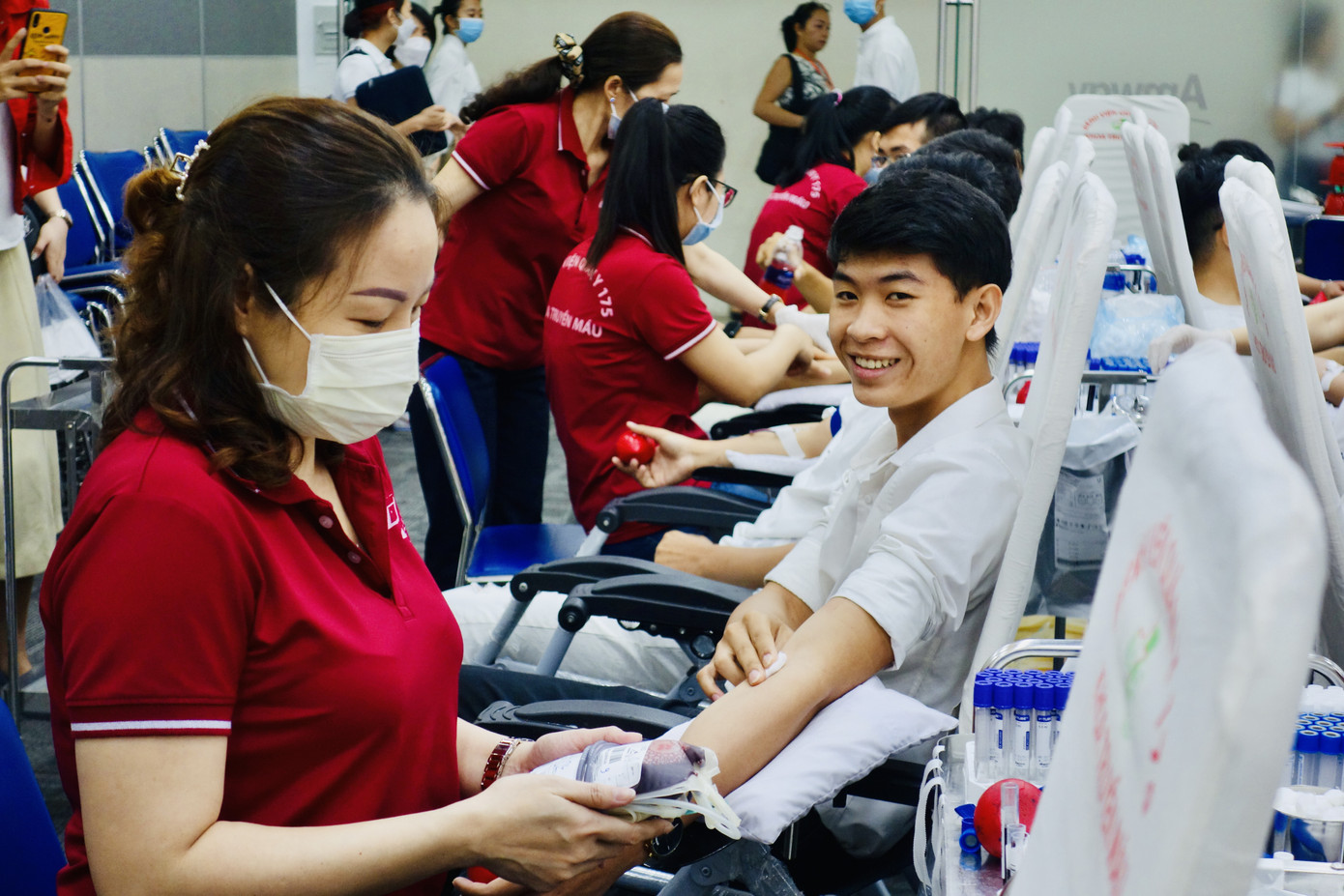 Sôi động Chủ nhật Đỏ tại TPHCM ảnh 6