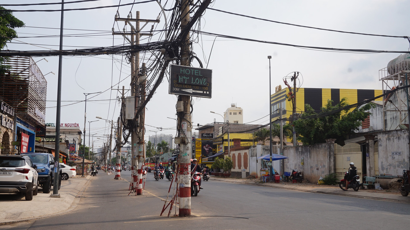 Cận cảnh hàng trụ điện 'mọc' giữa đường, gây mất an toàn giao thông ở TPHCM ảnh 4