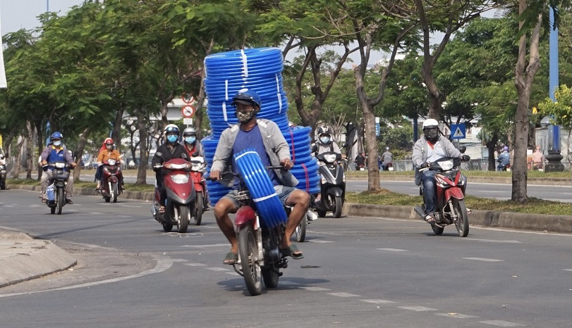 Xe cà tàng chở hàng cồng kềnh phóng ào ào trên đường phố ảnh 8