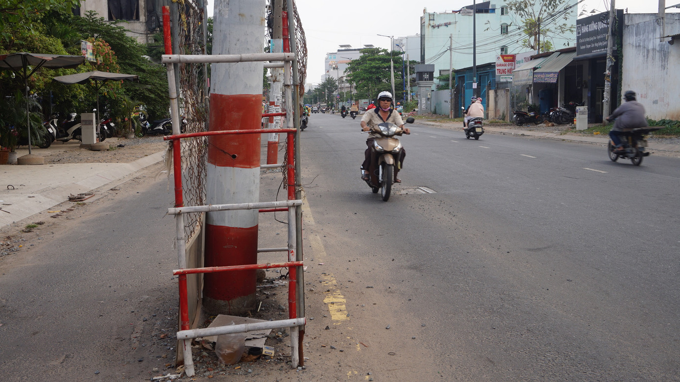 Cận cảnh hàng trụ điện 'mọc' giữa đường, gây mất an toàn giao thông ở TPHCM ảnh 12
