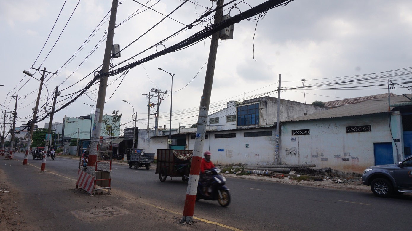 Cận cảnh hàng trụ điện 'mọc' giữa đường, gây mất an toàn giao thông ở TPHCM ảnh 3