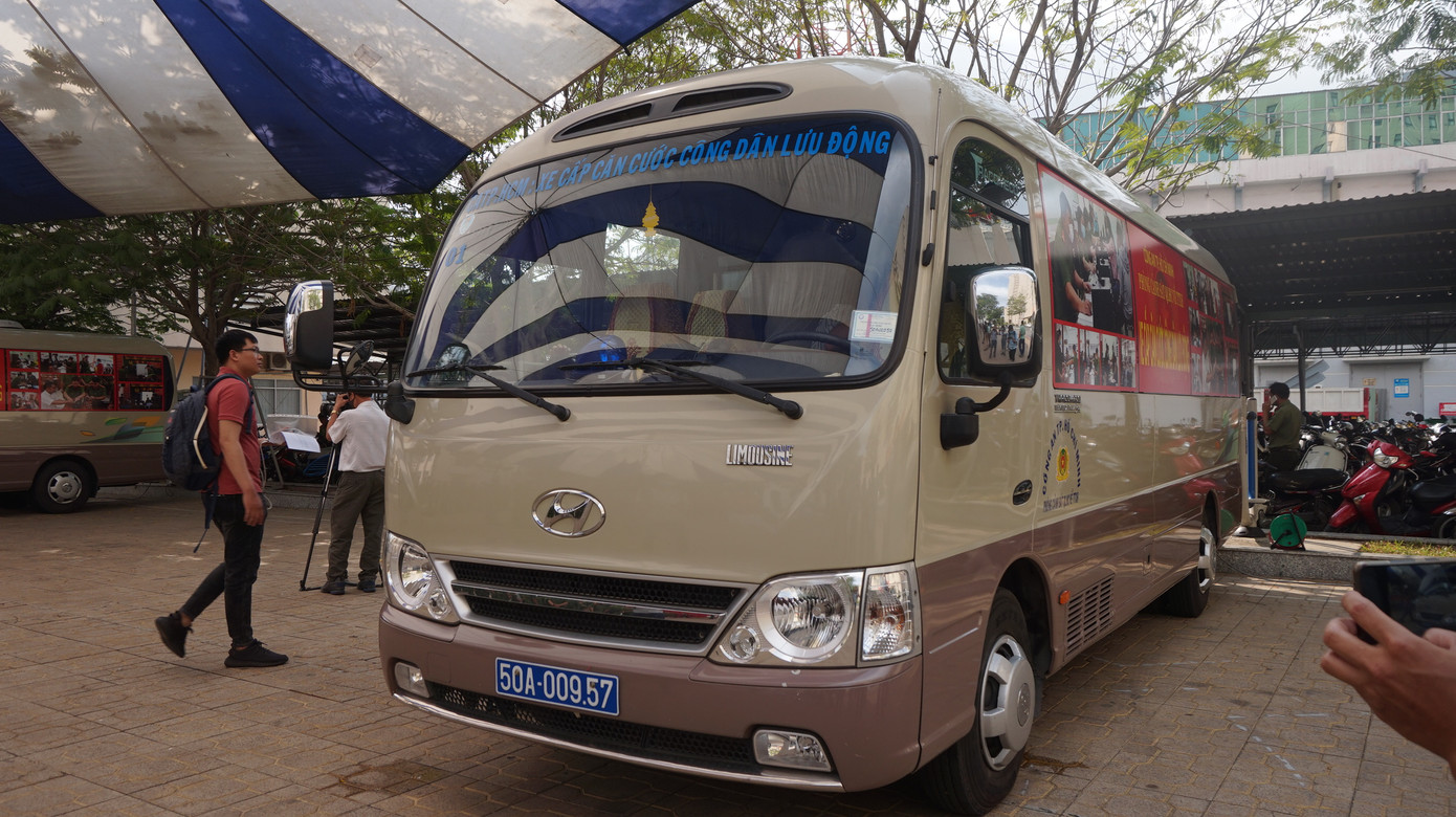 Xe cấp CCCD lưu động của Công an TPHCM. Cận cảnh ô tô chuyên dụng lưu động cấp Căn cước công dân có gắn chip ảnh 2
