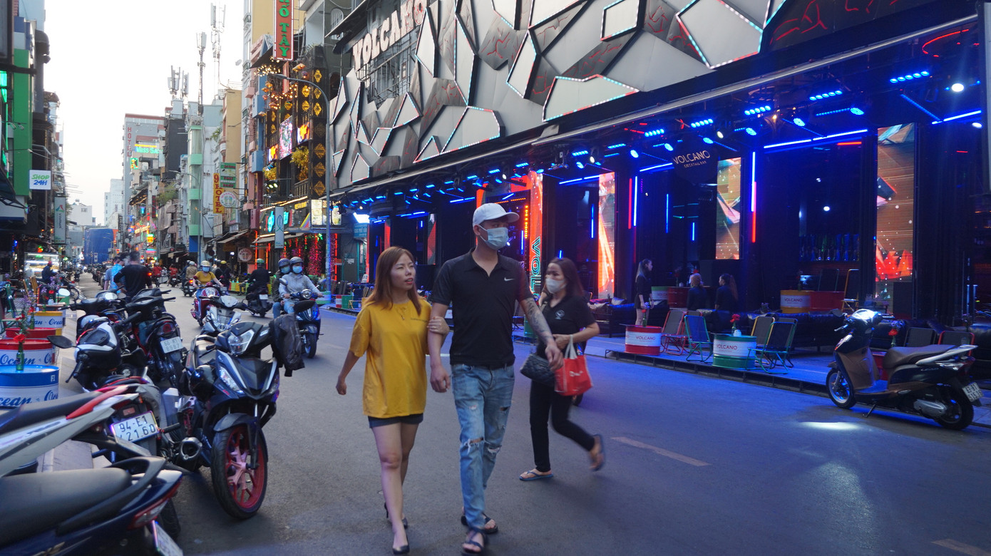 Phố Tây Bùi Viện sáng đèn, nhộn nhịp đón khách ngày đầu mở cửa trở lại ảnh 2