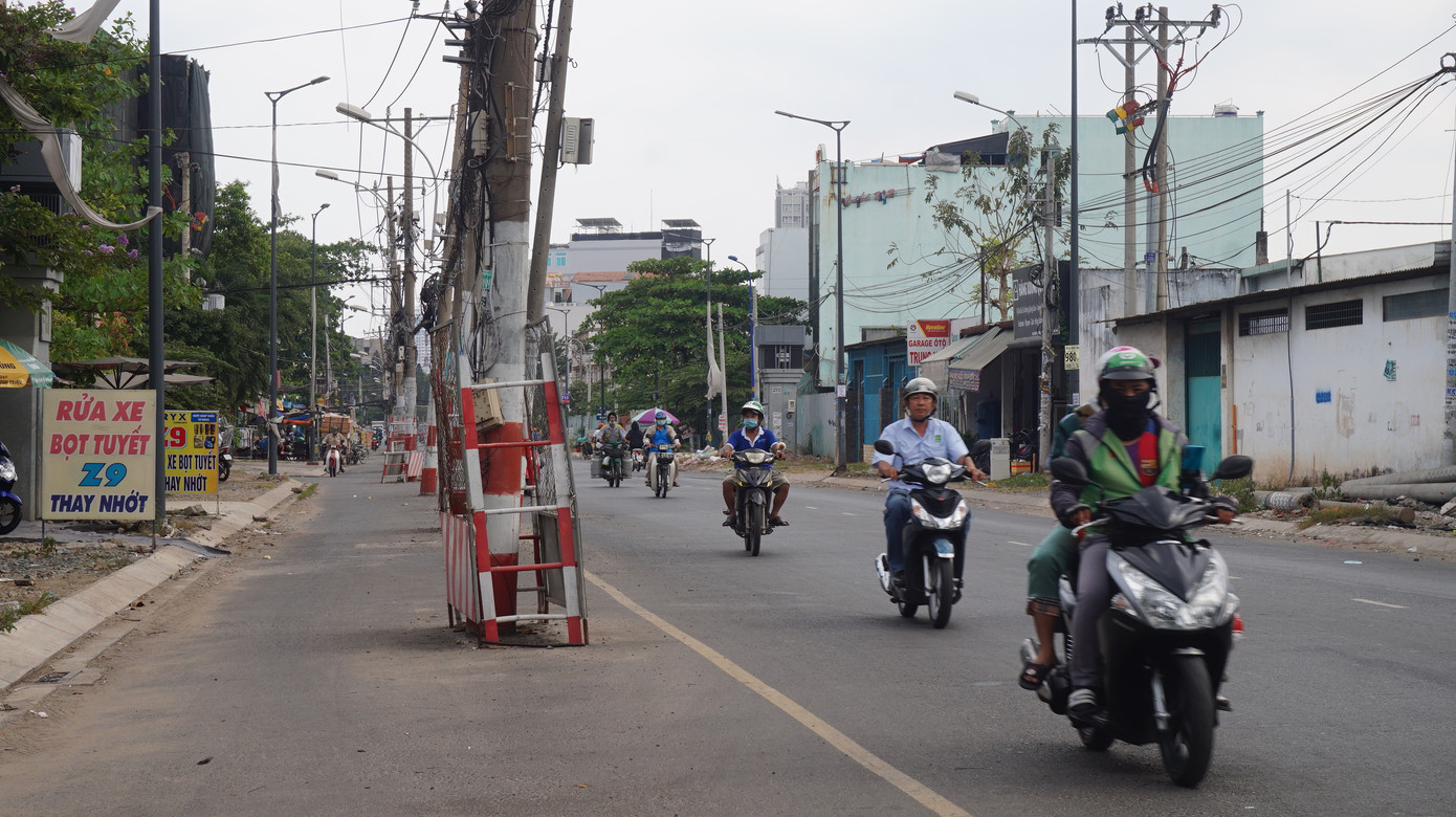 Cận cảnh hàng trụ điện 'mọc' giữa đường, gây mất an toàn giao thông ở TPHCM ảnh 2