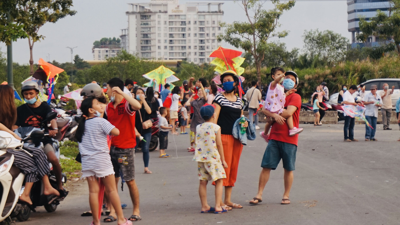 Bạn trẻ Sài Gòn thả diều, 'xin một vé' trở về tuổi thơ ảnh 3