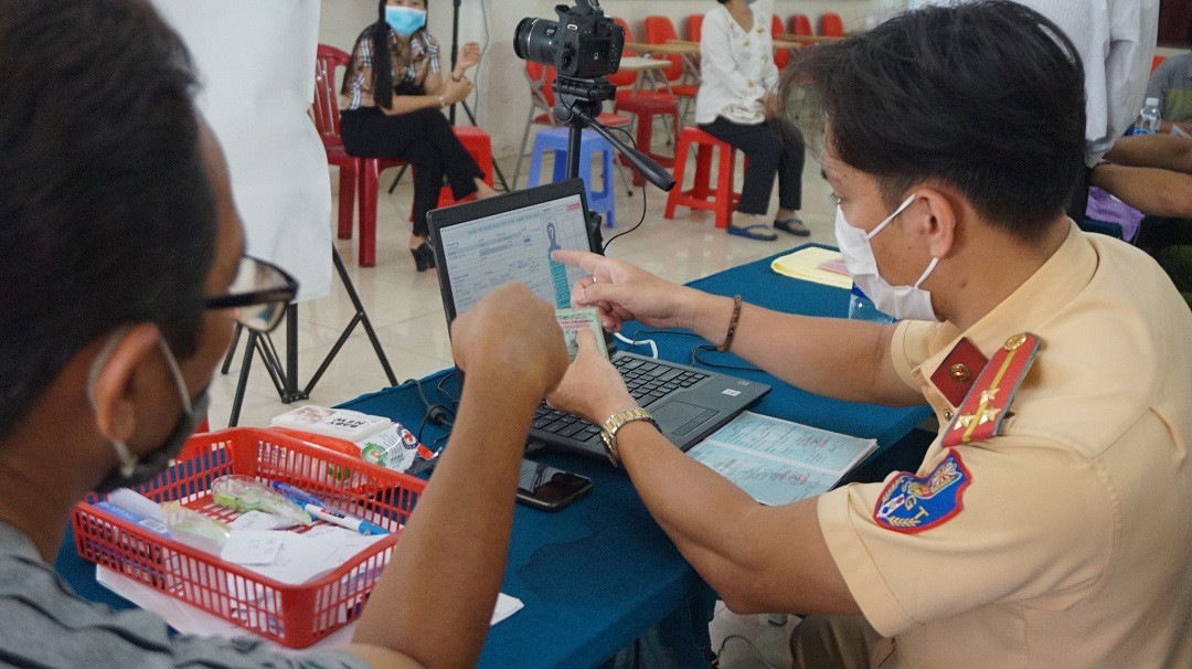 Công an TPHCM cấp gần 100.000 căn cước gắn chip mỗi ngày ảnh 12