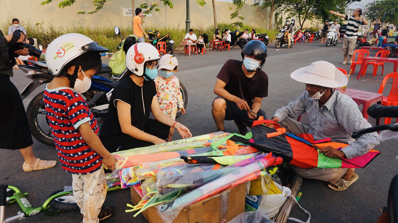 Bạn trẻ Sài Gòn thả diều, 'xin một vé' trở về tuổi thơ ảnh 1