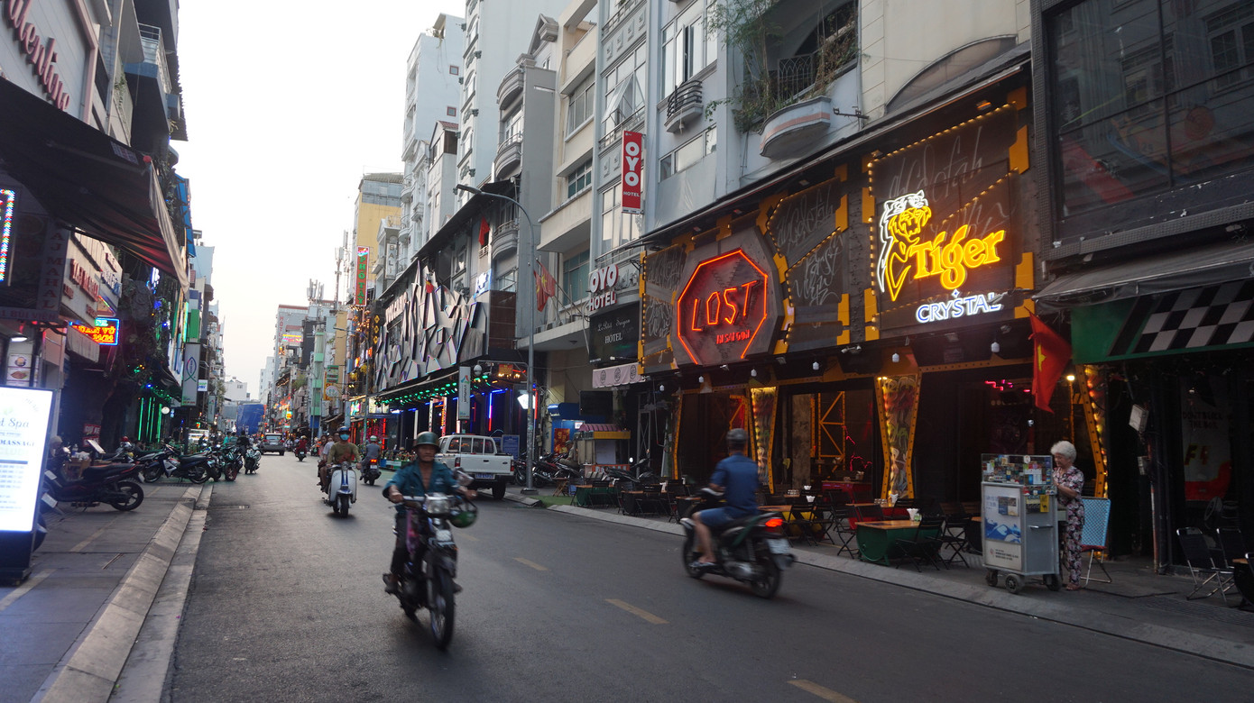 Phố Tây Bùi Viện sáng đèn, nhộn nhịp đón khách ngày đầu mở cửa trở lại ảnh 11