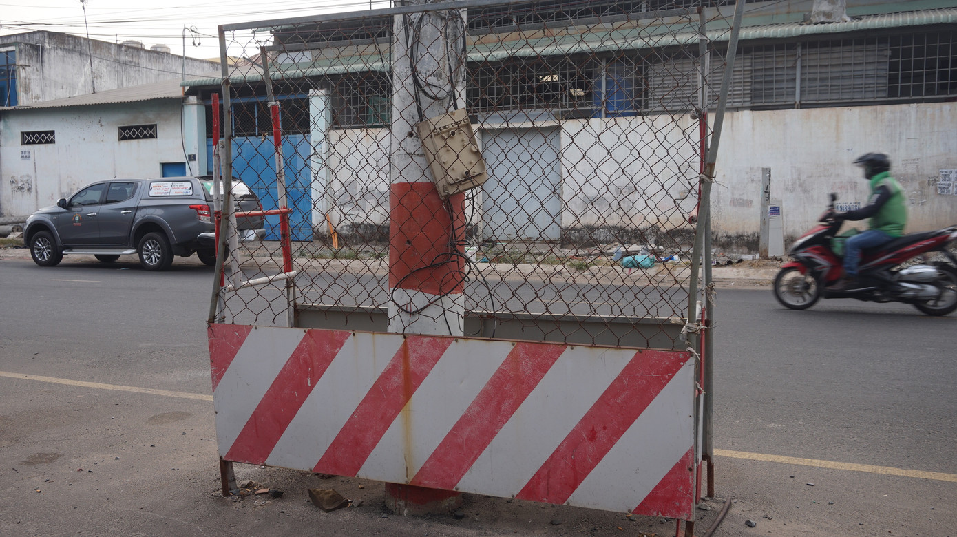 Cận cảnh hàng trụ điện 'mọc' giữa đường, gây mất an toàn giao thông ở TPHCM ảnh 10