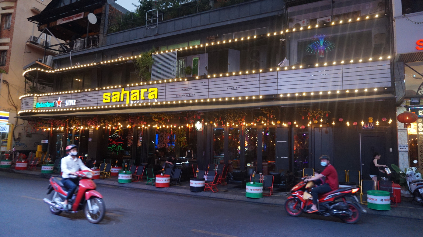 Phố Tây Bùi Viện sáng đèn, nhộn nhịp đón khách ngày đầu mở cửa trở lại ảnh 3