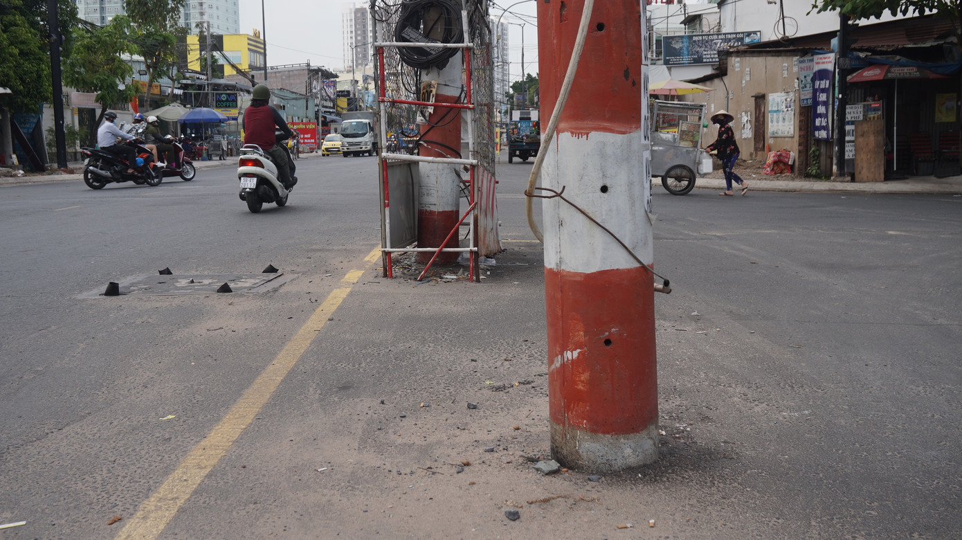 Cận cảnh hàng trụ điện 'mọc' giữa đường, gây mất an toàn giao thông ở TPHCM ảnh 5