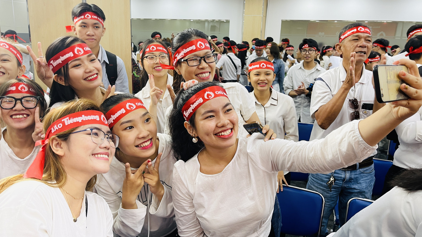 Bạn trẻ hào hứng tham gia hiến máu Chủ nhật Đỏ ảnh 9 Bạn trẻ hào hứng tham gia hiến máu Chủ nhật Đỏ ảnh 9