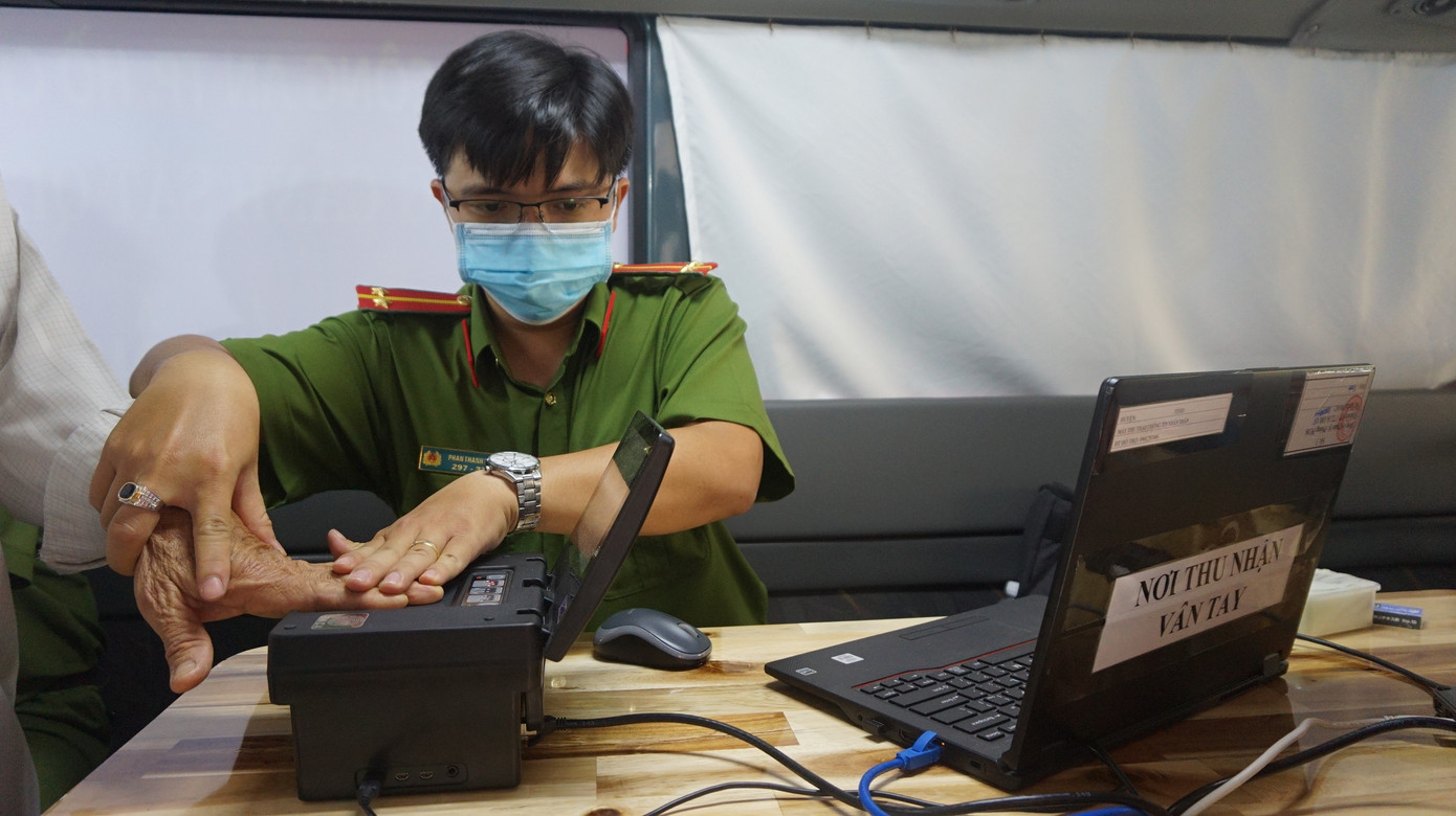 Các thiết bị máy móc dùng để cấp CCCD cũng được trang bị đầy đủ. Cận cảnh ô tô chuyên dụng lưu động cấp Căn cước công dân có gắn chip ảnh 10