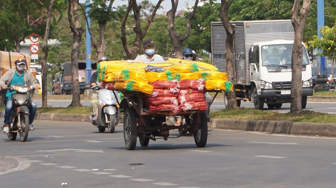 Xe cà tàng chở hàng cồng kềnh phóng ào ào trên đường phố ảnh 4
