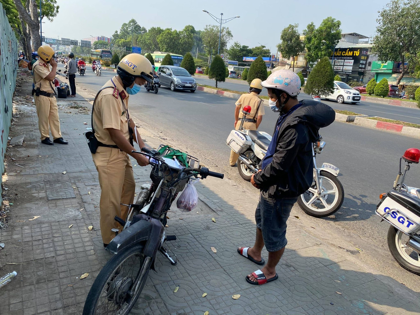 Xe cà tàng chở hàng cồng kềnh phóng ào ào trên đường phố ảnh 1