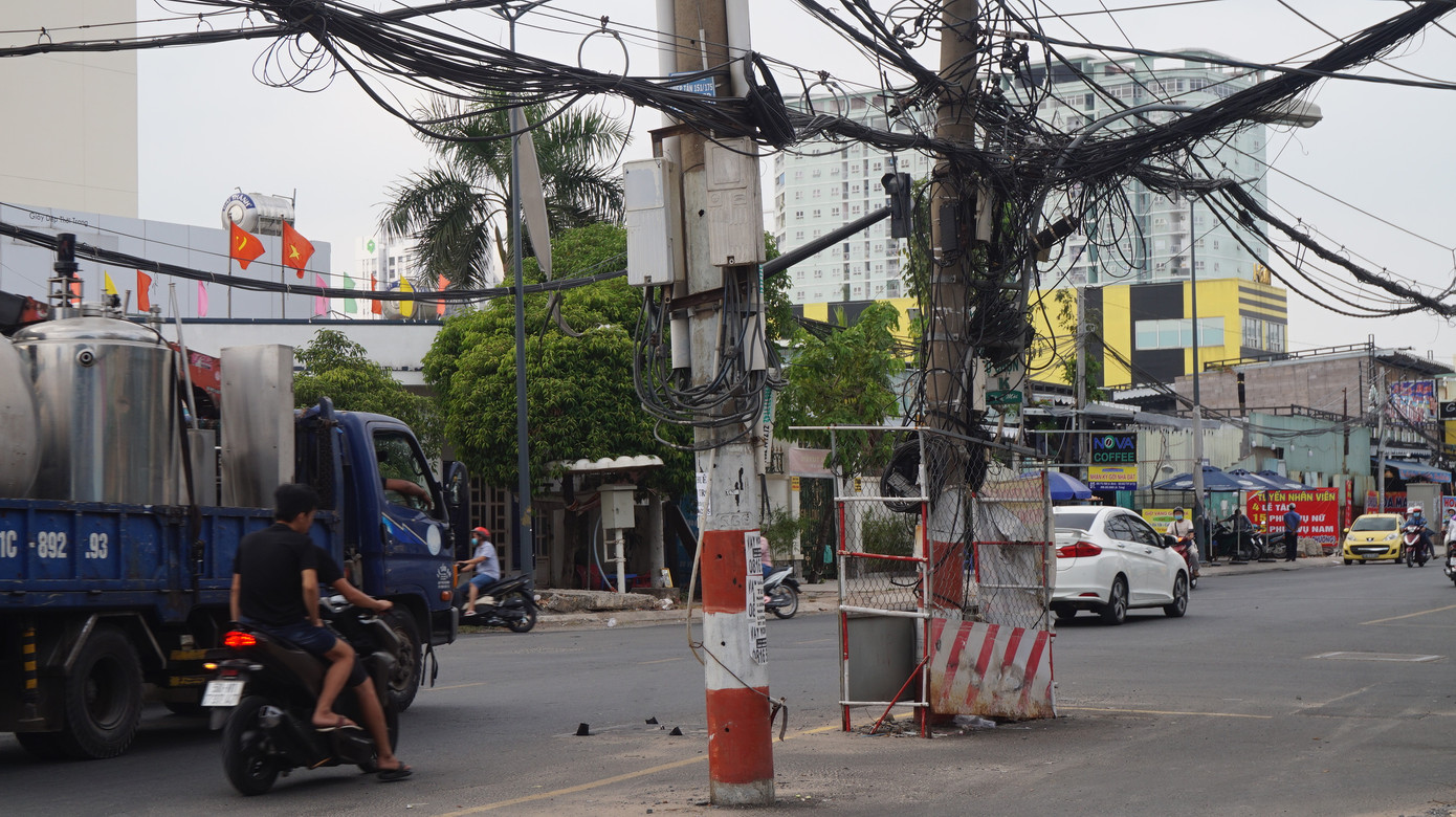 Cận cảnh hàng trụ điện 'mọc' giữa đường, gây mất an toàn giao thông ở TPHCM ảnh 8