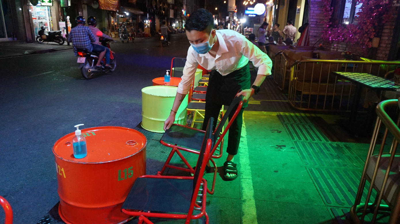 Phố Tây Bùi Viện sáng đèn, nhộn nhịp đón khách ngày đầu mở cửa trở lại ảnh 7