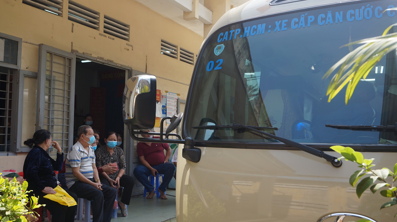 Hai xe cấp CCCD lưu động được Công an TPHCM triển khai xuống hai địa bàn đông dân gồm huyện Bình Chánh và TP.Thủ Đức Cận cảnh ô tô chuyên dụng lưu động cấp Căn cước công dân có gắn chip ảnh 5