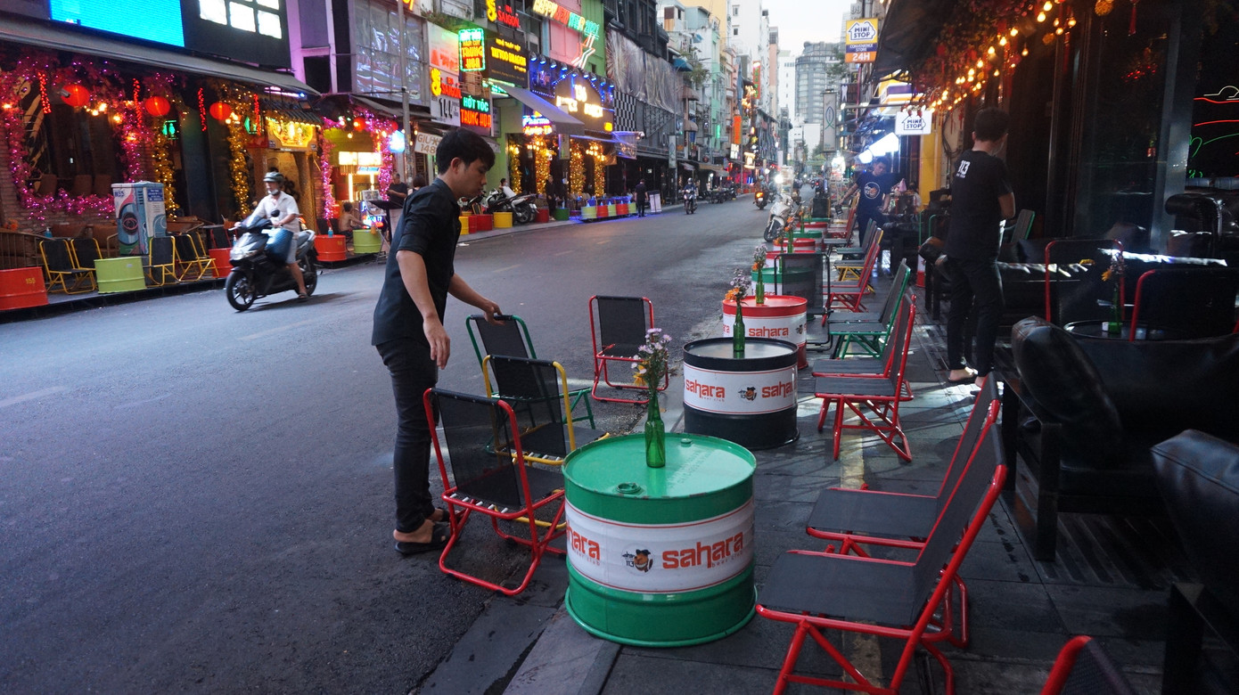 Phố Tây Bùi Viện sáng đèn, nhộn nhịp đón khách ngày đầu mở cửa trở lại ảnh 5