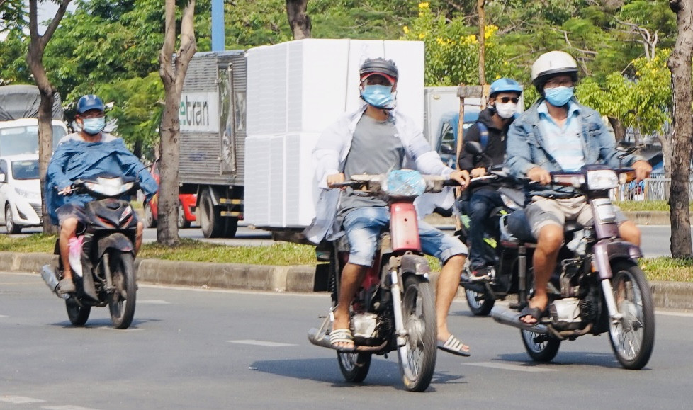 Xe cà tàng chở hàng cồng kềnh phóng ào ào trên đường phố ảnh 7