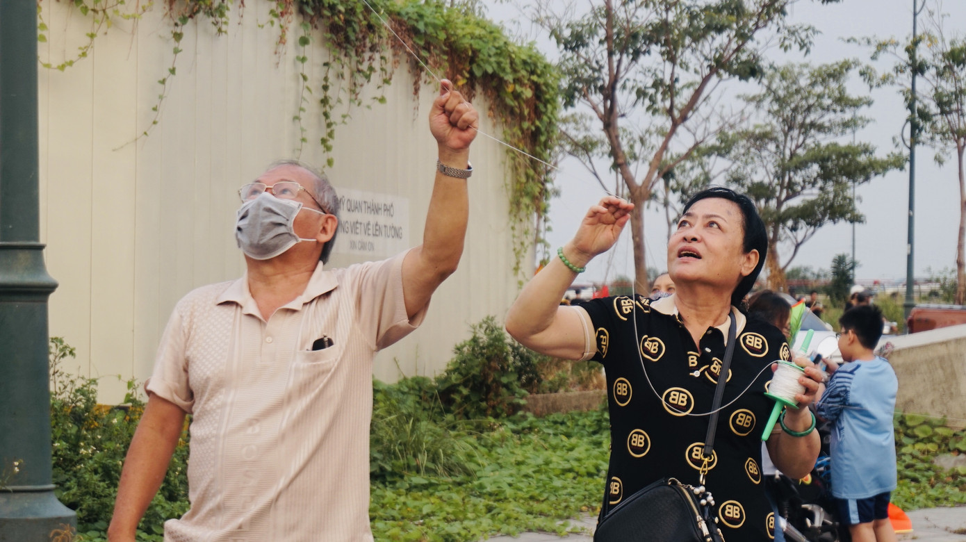 Bạn trẻ Sài Gòn thả diều, 'xin một vé' trở về tuổi thơ ảnh 9