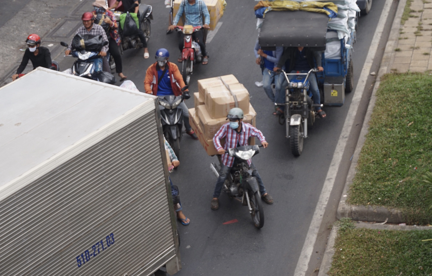 Xe cà tàng chở hàng cồng kềnh phóng ào ào trên đường phố ảnh 3